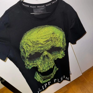 Philipp Plein (M-L) T-Shirt - Philipp Plein T-shirt (M-L)  med fett tryck på.