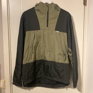 Annorack jacka - Annorack jacka storlek M passar även L, vindtät och håller värmen bra