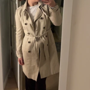 Kappa - Jätte fin kappa från River Island.  Kan tyvärr inte ha längre men den är knappt använd. Skriv för fler bilder