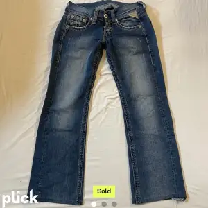 Snygga replay jeans köpta på plick men passar inte, lånade bilder. Midjemåt 76-78cm skriv efter fler frågor 💞