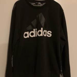 Addidas tröja - Super skön Addidas tröja i bra skick pris kan diskuteras 