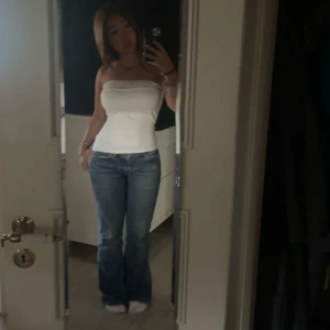 Lågmidjade bootcut levis jeans - En av mina favoriter så är inte 100% om jag vill sälja än. Men skriv jättegärna prisförslag! Tar inte emot något under 500 ❤️I jättebra skick och är bra i längden för mig aningen långa (är 160). Innerbenslängd 80 och midjemått 80.