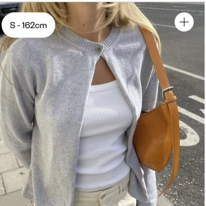 Kofta från Djerf Avenue  - Säljer Burton up cardigan från Djerf Avenue i grå! Storlek xs men sitter oversized så som på bilden! Fint skick❤️