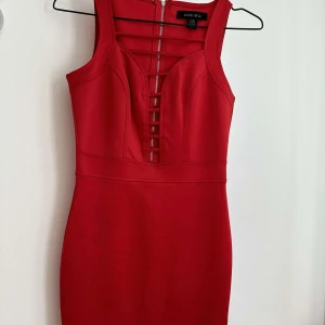 Klänning  - Sexig röd festklänning, cutouts/ halter djup urringning.  Pris kan diskuteras 