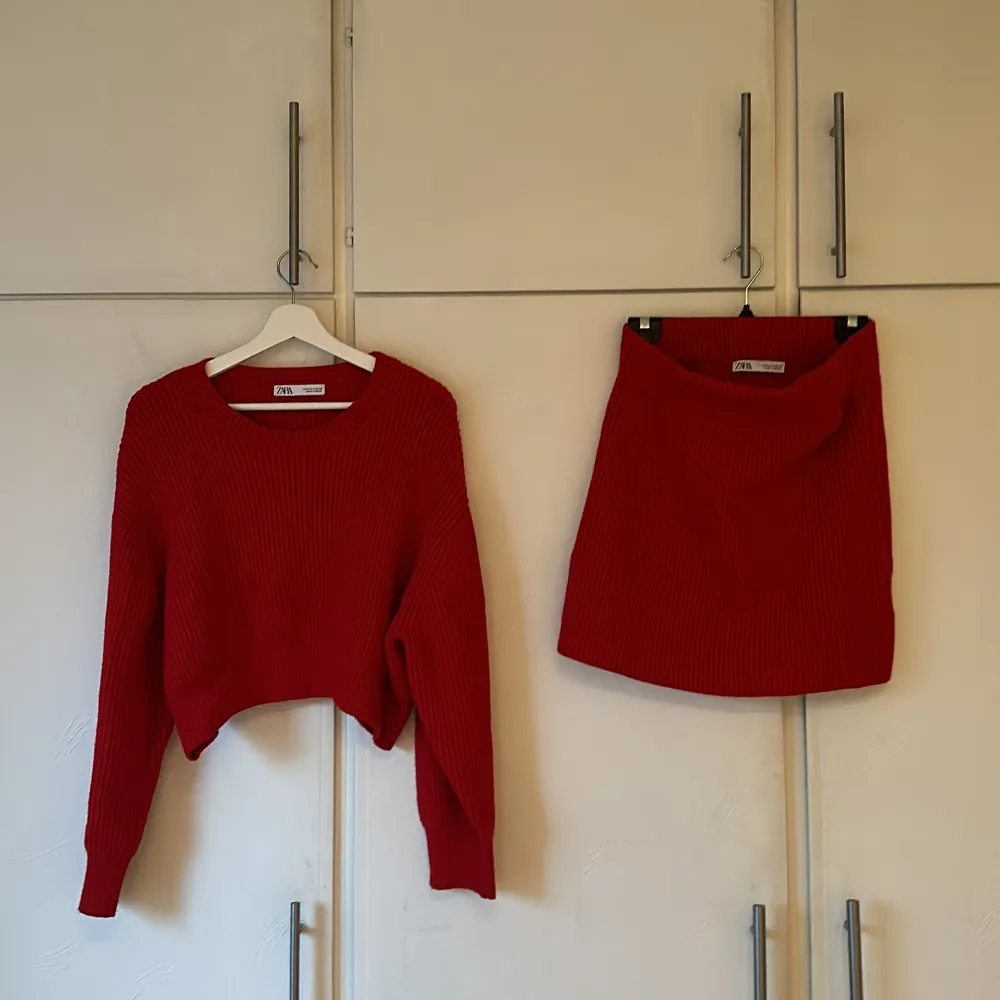 Rött matchande set med kjol och tröja från zara. Perfekt outfit till jul! Endast använt enstaka gång och är i mycket fint skick. Storlek M i båda delar.. Tröjor & Koftor.