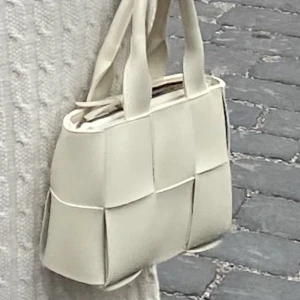 Liten väska  - Liten men extremt rymlig väska, får plats med väldigt mycket saker. Har två små fack och ett stort. 