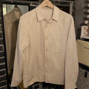 Overshirt uniqlo - Säljer min overshirt från uniqlo då jag inte har användning för den, toppen skick, skriv vid funderingar!