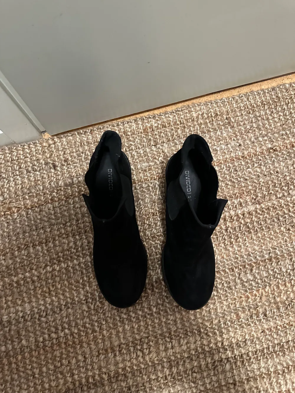 Svarta skor med klack, från HM i storlek 41. Lite använda men gott skick. . Skor.