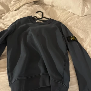 Stone Island tröja - Stone island tröja i fint skick, kvitto och tags finns kvar. Inköpt på NK gtb
