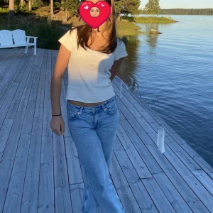 ljusblåa low waisted jeans!  - säljer nu mina jeans från weekday, modellen ”arrow low”. säljer då de inte längre kommer till användning. original pris är 590kr ❤️hör av er för mer frågor! 