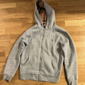 Burberry kofta - Säljer min burberry kofta som jag inte använder längre. Använts ett par gånger utan några fel, bara zippen är lite seg. Storlek S.