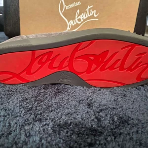 Louboutin grå - Säljer nu mina loubs då dom inte kommit till användning! Skulle säga att skicket är 9/10 då dom knappast är använda. Allt og finns, box, kvitto mm. Storleken är 45. Hör av er i DM om ni vill ha bild på kvitto mm eller har några frågor! 