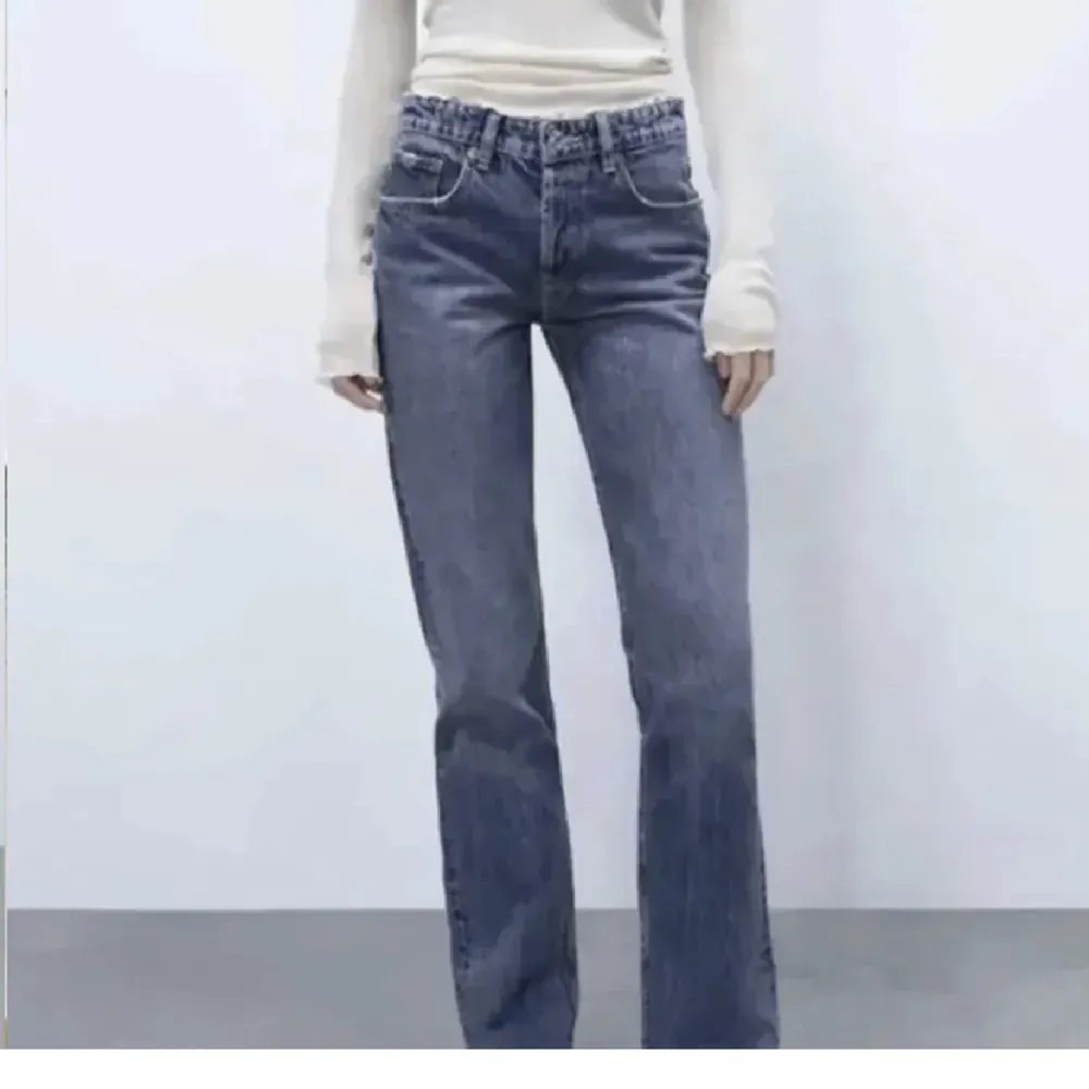 Blåa midrise jeans från zara. Väldigt lite använda. Passar mig som är 168. Skriv för frågor!❤️❤️. Jeans & Byxor.