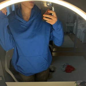 Blå hoodie - Supersöt hoodie i storlek s, sitter mer som m🥰🥰