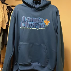 L’ange Charlie tröja  - Tröja från Andre palms företag l’ange Charlie. Den är oanvänd skick: 10/10. Nypris(hela settet) 1200. Hör av er vid frågor. M men passar S bättre.