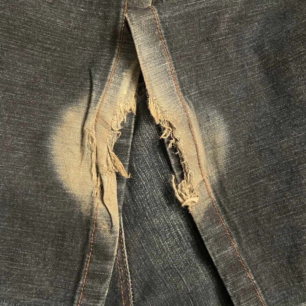 Midja: 80 cm innerbenslängd: 84 cm Lågmidjade jeans från vero moda med mönster på bakfickorna. Köpta här på plick för ca 400kr men kommer ej till användning längre. Slitna längst ner på benen men inga andra anmärkningar💞 . Jeans & Byxor.