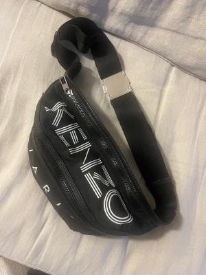 Kenzo Axelväska - Läcker Kenzo axelväska i nästan helt nytt skick 