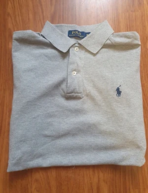 Polo Ralph lauren pike  - Piké i utmärkt skick. 9/10.  Tveka inte och höra av dig om du har en fråga 🙌. Pris går alltid och diskutera. 