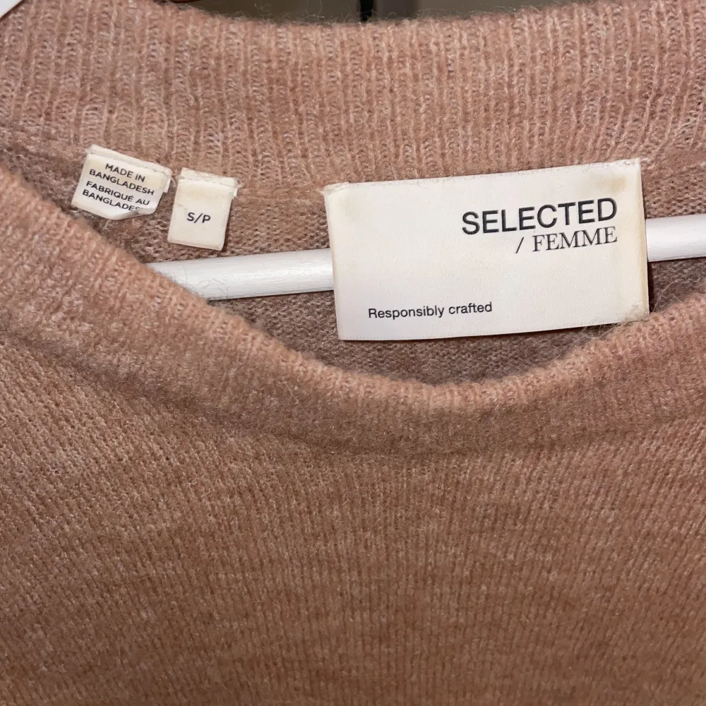 Jättefin och höstig stickad tröja från selected femme !! 100kr plus frakt . Neuletakit & Villapaidat.