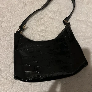 Svart väska med guld dragkedja  - Svart väska 