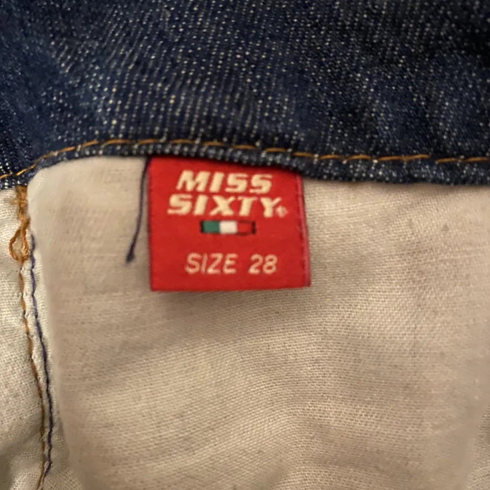 säljer lågmidjade miss sixty jeans med stor knapp i stl 28. Innebens längden är ca 60cm vilket var för kort för mig som är 170cm lång. Priset kan diskuteras!. Jeans & Byxor.