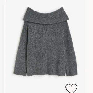 Stickad tröja - Stickad off-shoulder tröja från hm, användes mycket förut men inte längre. Skriv för intresse eller andra bilder/frågor.☺️
