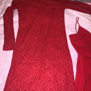 Säljer en röd klänning perfekt för jultiden den är från ICHI och är i storlek L men passar även Moch kanske är använd en gång bara.