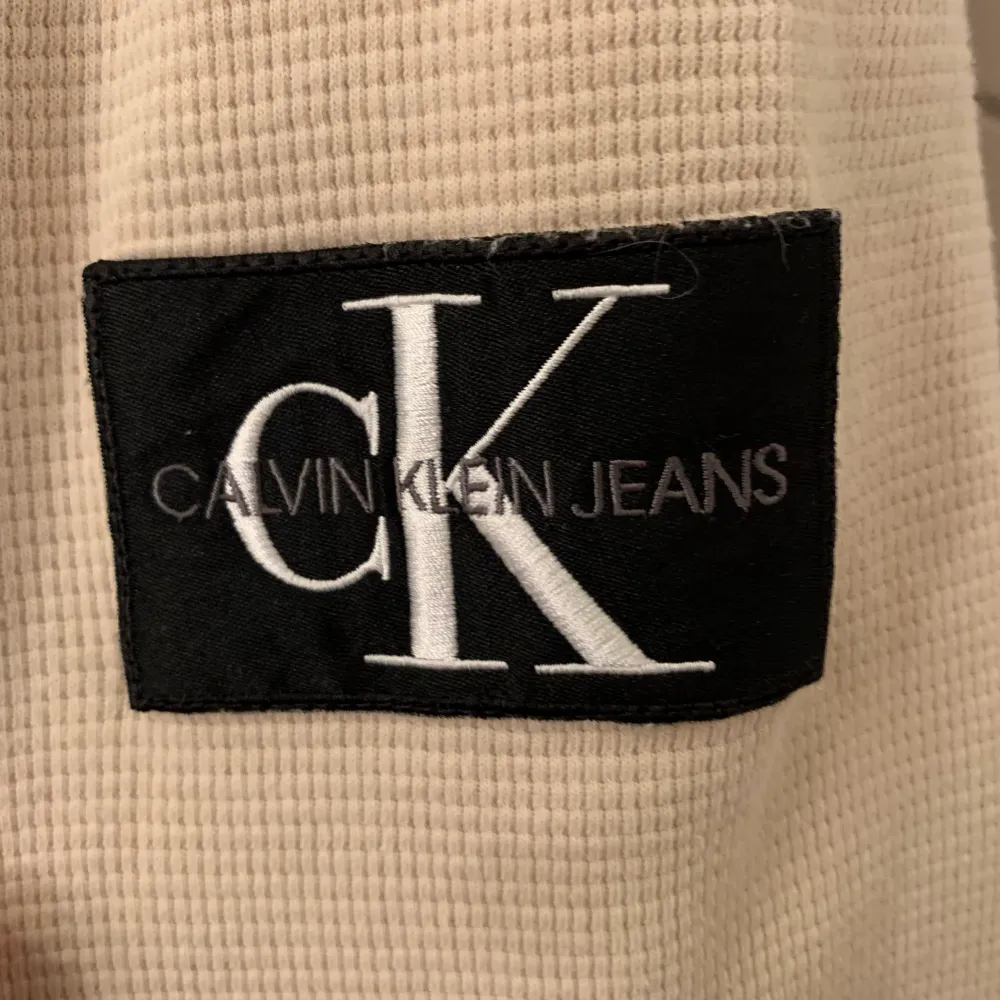 Otrolig snygg Calvin Klein tröja med märket på armen. Den har några mindre fläckar på magen(se bild 3) därav det låga priset. Annars perfekt skick. Passar mig som använder M Nypris: 800 Mitt pris: 299. Tröjor & Koftor.
