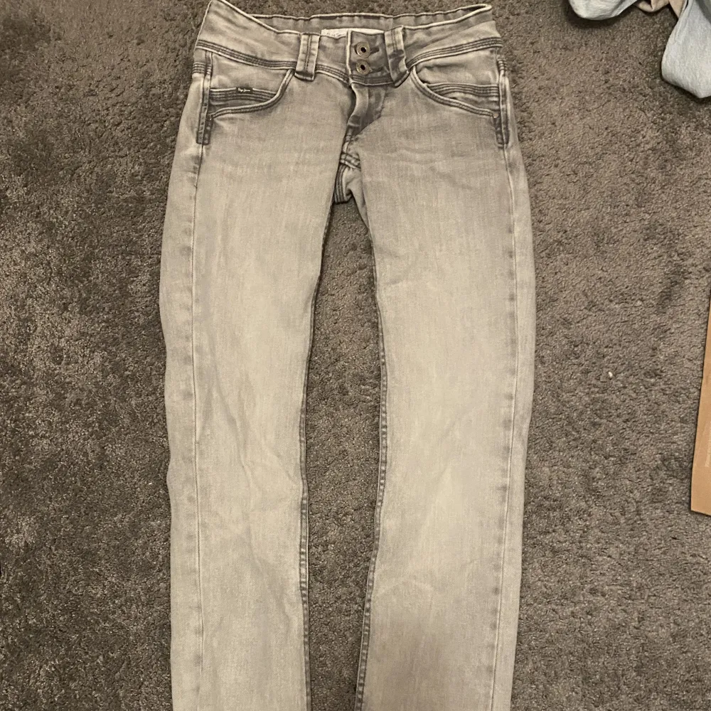 Säljer dessa snygga Pepe jeans då dem är lite korta för min smak. Dessa säljs inte längre. Det är även sprättade som man kan se på bild 3, därför passar de dem som är lite kortare än mig. Jag är ungefär 162 cm lång. Original pris 999 kr.Säljer från 600kr💗. Farkut & Housut.
