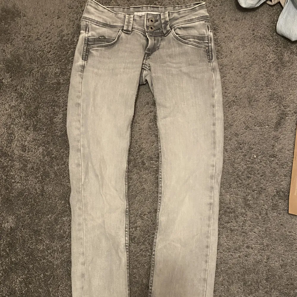Säljer dessa snygga Pepe jeans då dem är lite korta för min smak. Dessa säljs inte längre. Det är även sprättade som man kan se på bild 3, därför passar de dem som är lite kortare än mig. Jag är ungefär 162 cm lång. Original pris 999 kr.Säljer från 600kr💗. Jeans & Byxor.