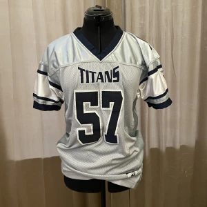 Ljusblå Jersey med tryck - Jätte fin men köpte utan att testa och passade inte så bra. Väldigt bra kvalite nästan aldrig använd 