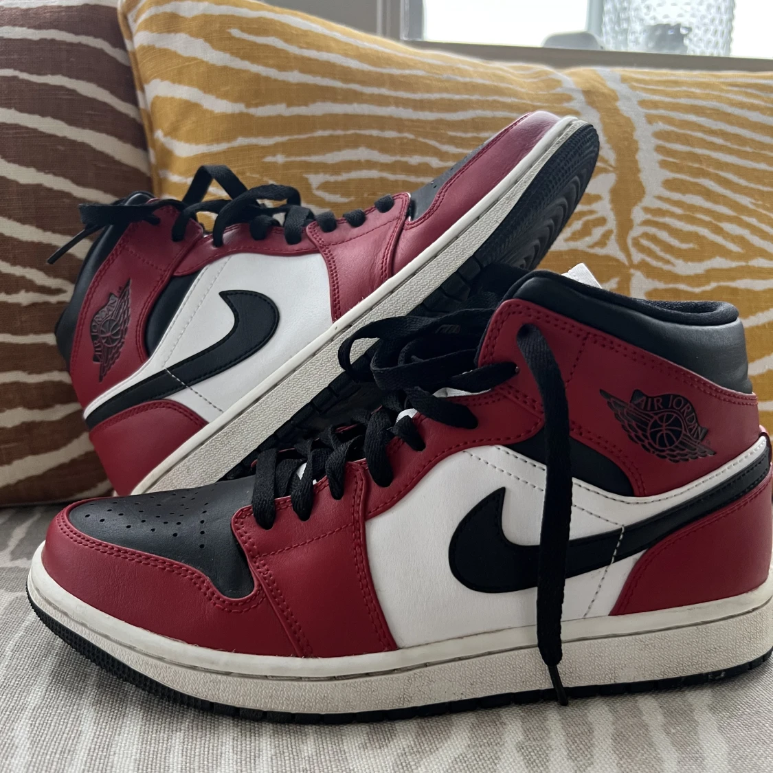 AIR JORDAN 1 MID CHICAGO BLACKTOE