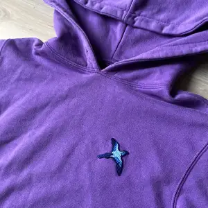 Säljer nu min Axel Arigato hoodie då den inte kommer till användning. Den är använd men har inga skador eller hål  Det är storlek S herr 