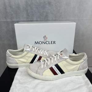 Riktigt sköna moncler Monaco skor i fint skick. Dustbag samt låda följer med. Storlek 40 men moncler skor är stora i storlek så passar 42. Fler frågor kontakta gärna!