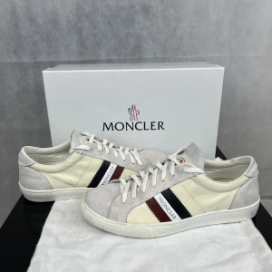 Moncler monaco - Riktigt sköna moncler Monaco skor i fint skick. Dustbag samt låda följer med. Storlek 40 men moncler skor är stora i storlek så passar 42. Fler frågor kontakta gärna!