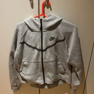 Nike Tech Fleece  - Säljer min Nike Tech då den inte kommer till användning. Den har ett litet hål vid ryggen/armen. (Sista bilden). Det är dam modellen och köptes på Nike butiken i Gallerian. Tyvärr finns inget kvitto. Den är i storlek S. Köpare står för frakten! 
