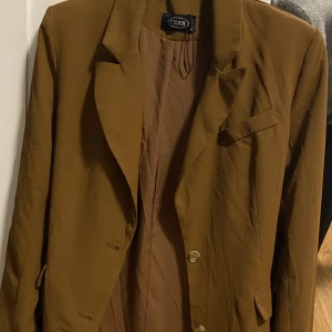 Blazer - En fin blazer den är oanvänd för den va lite för stor för mig den finns bälte till den också 