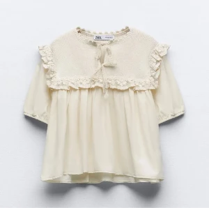 Zara blus - Jätte söt trendig kortärmad blus från zara💘 säljer då den ej kommer till användning. Använd fåtal gånger, super bra skick. Skriv för fler bilder eller vid frågor💘