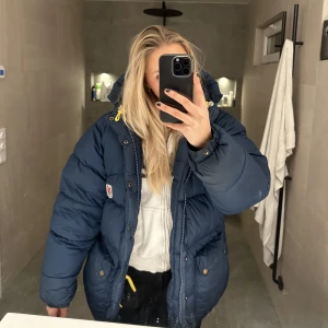 Fjällräven jacka  - Säljer nu min fjällräven jacka i storlek xxs som är i väldigt fint skick, den är inte använd så mycket. Priset kan diskuteras🩷