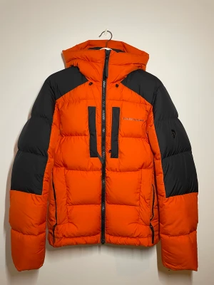 PeakPerformance Herr S  - Säljer min PeakPerformance jacka då jag har köpt en ny jacka. Ny tvättat och ren. Det är herrmode med storleken S  Nypris på den är på 4000 tusen kronor