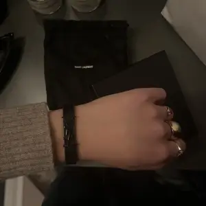 Superfint armband från Ysl i svart läder och metall. Box och dustbag ingår🖤