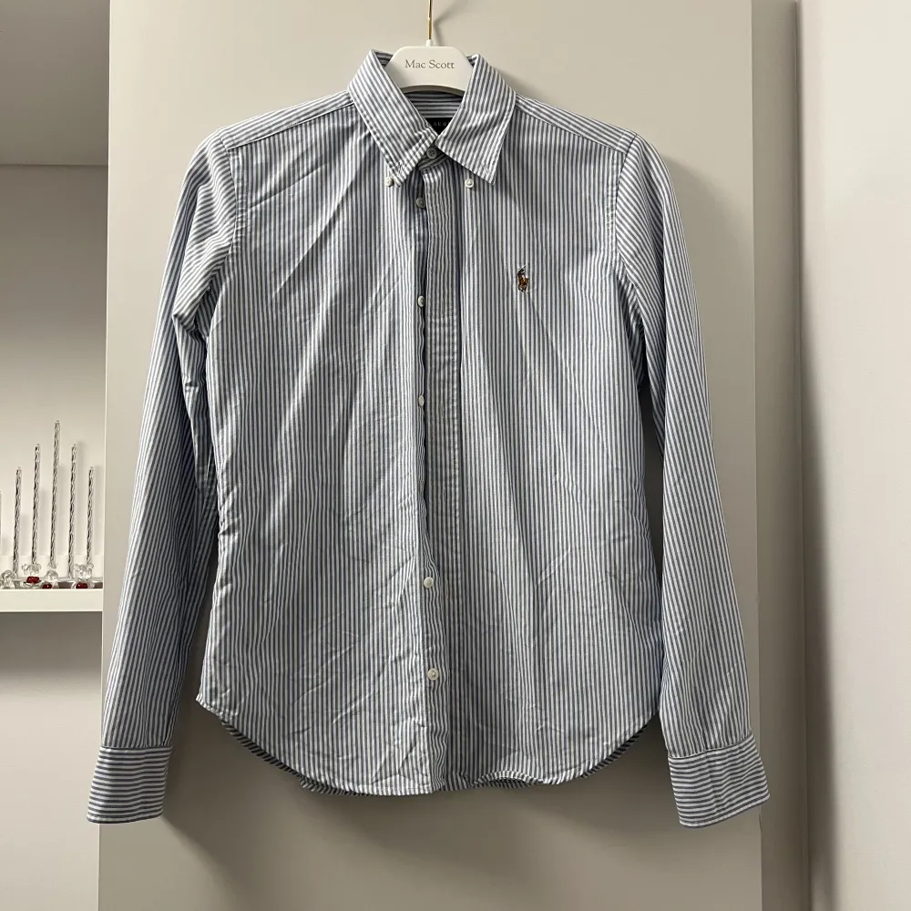 Skjortan är super slim så den passar storlek XS (jättebra för sommar) väldigt bra skick. säljer p.g.a för små för mig . Skjortor.