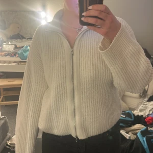 Stickad zip-tröja - Säljer nu min superfina stickade zip-tröja från bikbok då den tyvärr inte kommer till användning!! I använt skick men inga deffekter i övrigt. Pris kan diskuteras vid snabb affär. Bara att höra av sig för fler bilder❣️Nypris 500kr!! 