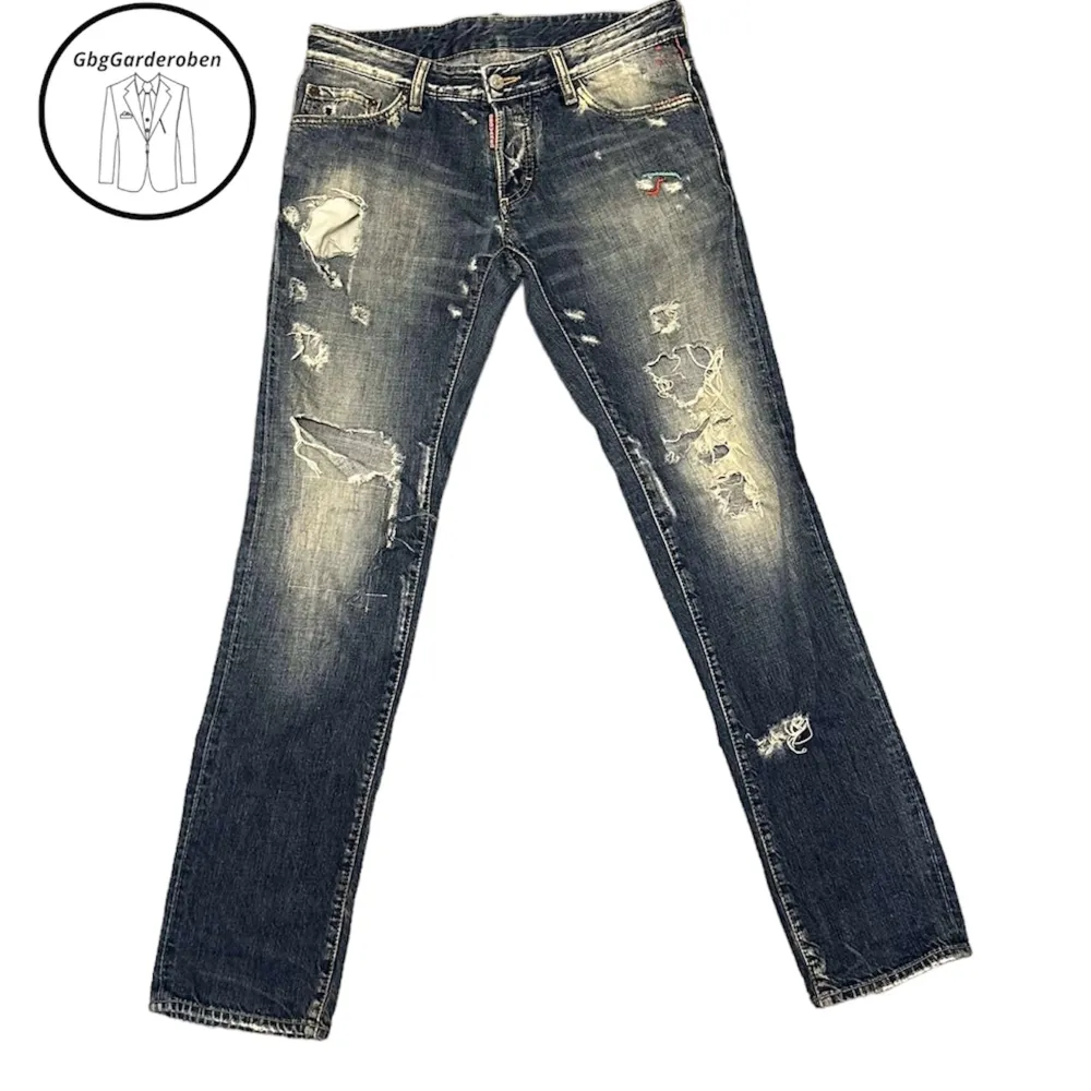 Tjo säljer nu mina asfeta dsquared jeans till dunder pris i storlek 46! Hör av dig vid minsta bekymmer🙌. Jeans & Byxor.