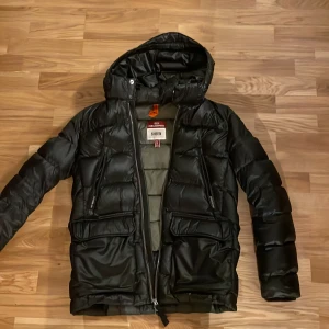 Parajumpers sheen - En Parajumpers sheen jacka som är i ny skick. en perfekt jacka till vintern som kommer. Jackan är i storlek S och den är till Kille eller Man men Tjejer kan också använda den. Jag har kvitto och först till kvarn.  Nypris är 5499kr Mitt pris 3700kr