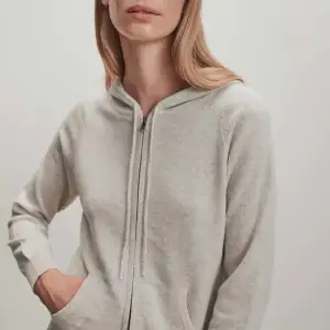 Jättefin ljusbeige kashmirhoodie från Davida cashmere, slutsåld i denna storlek och nypris på 2599kr, toppenskick.