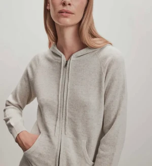 Davida hoodie - Jättefin ljusbeige kashmirhoodie från Davida cashmere, slutsåld i denna storlek och nypris på 2599kr, toppenskick.