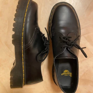 Dr martens nysckick - Ett par låga dr martens med en lite tjockare sula. Skorna har minimala tecken på användning då de endast används ca 5ggr. Storlek 40 men passar mig med 39,5! De är även impregnerade