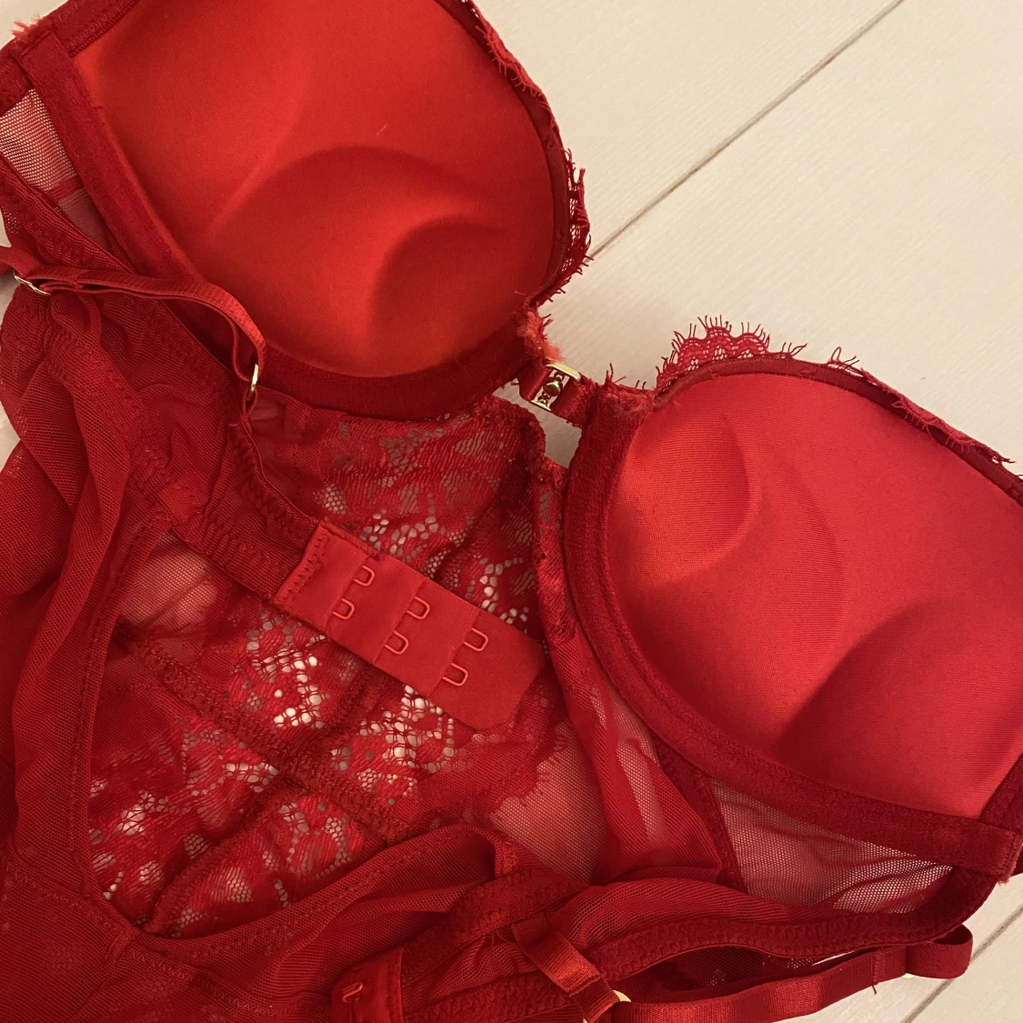 Röd body ifrån hm med push up - 91