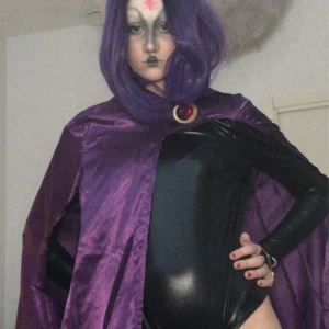 Raven cosplay - Säljer min raven cosplay för att köpa en bättre senare! Den är använd ca 4 gånger, en gång på ett konvent, den har ett hål i capen, men syr igen det^^ medföljer inte peruken. Endast bodysuit, mantel, bälte, och armband!